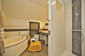 Combined shower/bathtub, hair dryer, towels, toilet paper