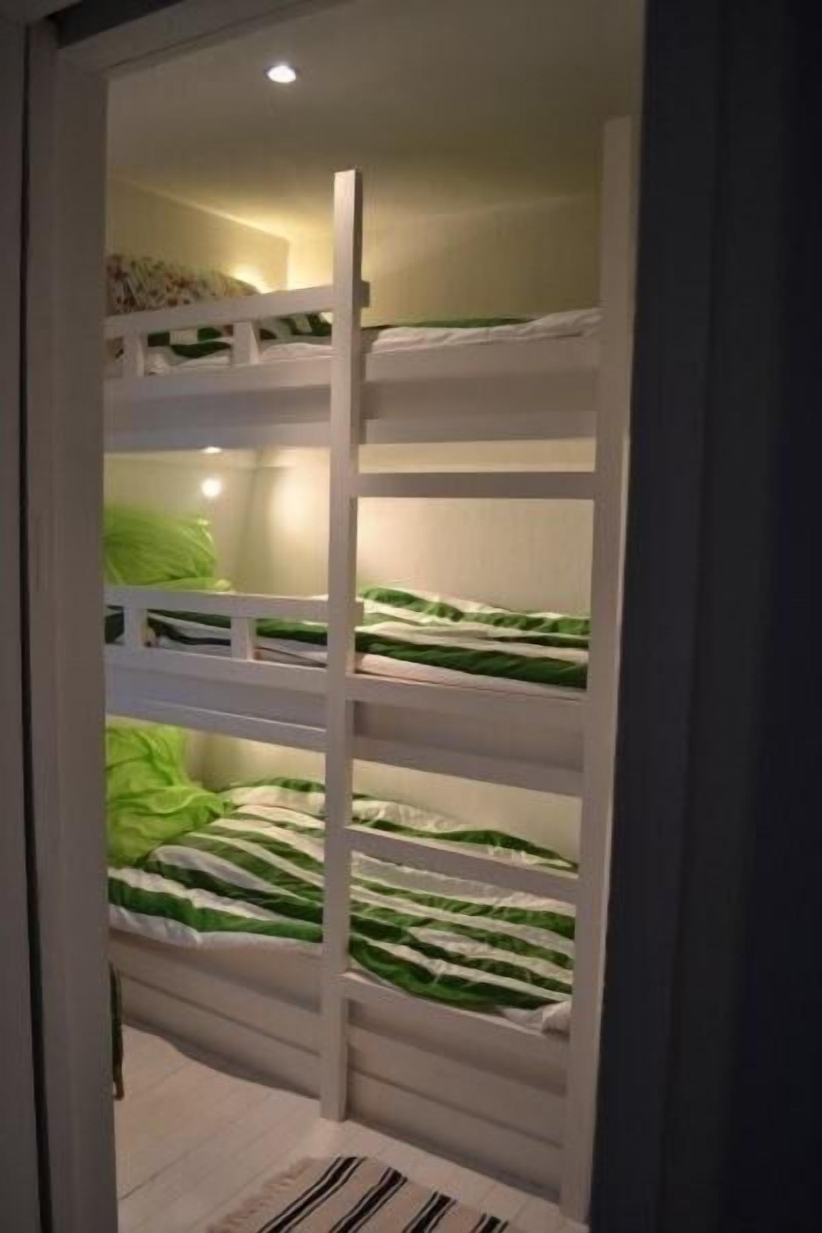 2 chambres, bureau, fer et planche à repasser, lit parapluie