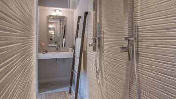 Douche, sĂšche-cheveux, serviettes fournies, papier toilette