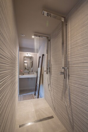 تجهيزات دش، مجففات شعر، مناشف، ورق حمّام