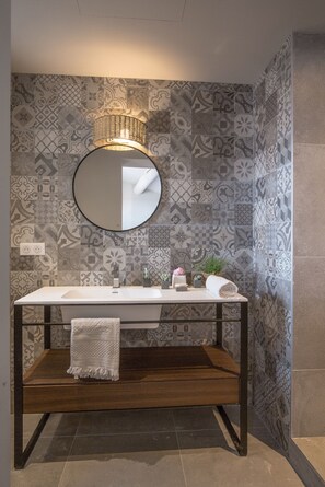 Douche, sèche-cheveux, serviettes fournies, papier toilette