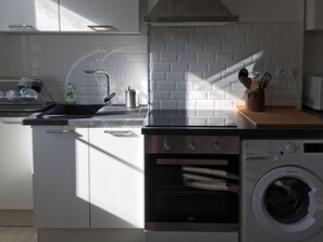 Réfrigérateur, micro-ondes, four, plaque de cuisson