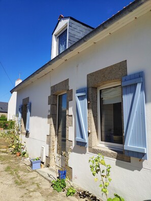 Exterior detail - Pretty, well-equipped house, close to the sea and fishing port, ideal for children. (Penmarch)