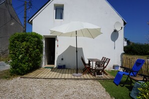 Outdoor dining - Pretty, well-equipped house, close to the sea and fishing port, ideal for children. (Penmarch)