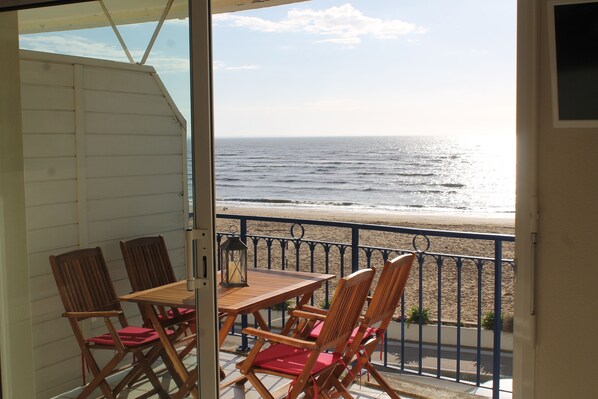 Outdoor dining - 1ST FLOOR SEAFRONT APARTMENT  (Châtelaillon-Plage)