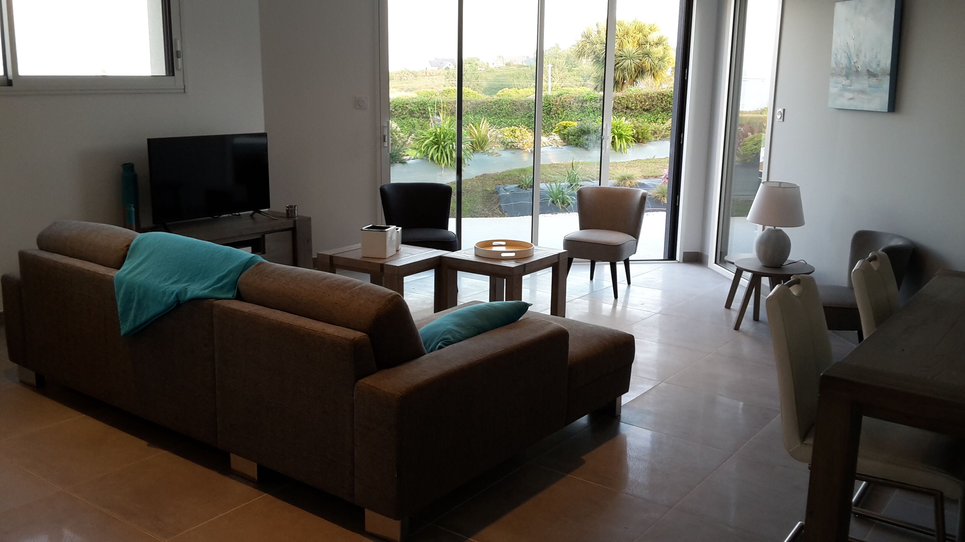 Télévision, lecteur de DVD, livres, chaîne hi-fi