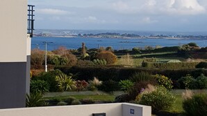 A rooftop terrace with a view of the sea and distant landscape. - HOUSE WITH SUPERB SEA VIEW IN ROSCOFF - 4 STARS (Roscoff)