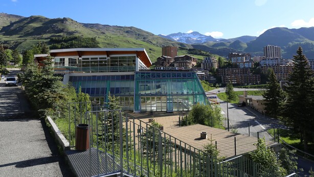 A modern building with large windows and a sign that reads "BAR BOWLING". - Studio for rent located in heart of French Alpes for up to 5 people (Orcières)