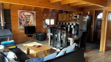 Smart TV, fireplace, DVD player, stereo