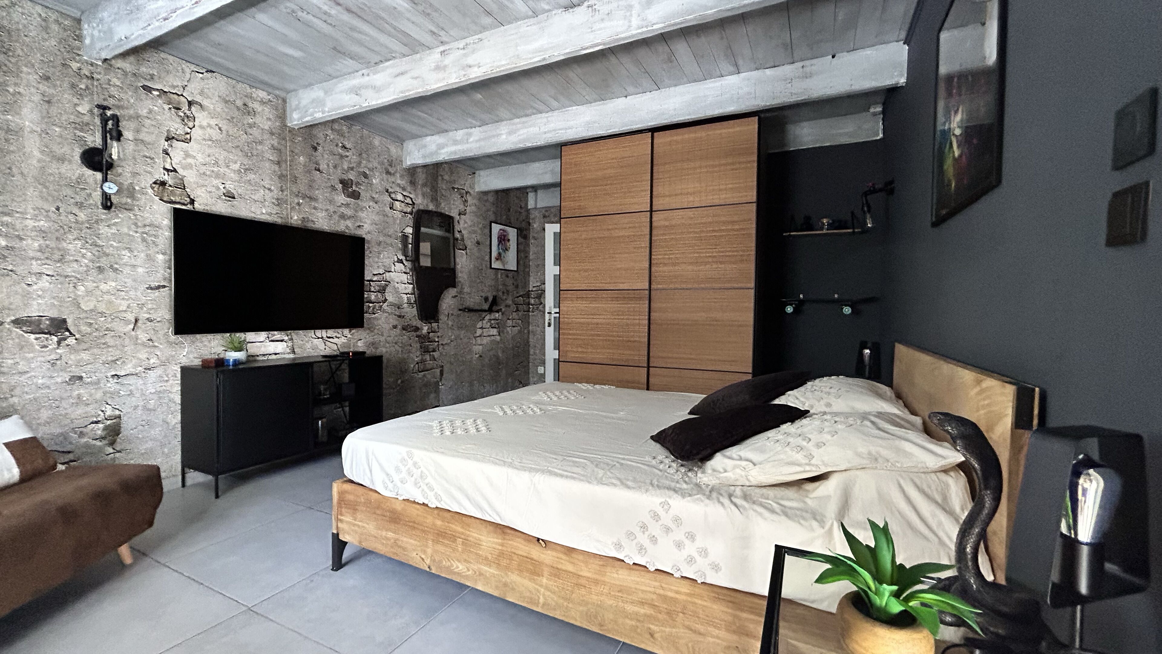 4 chambres, bureau, fer et planche à repasser, lit parapluie