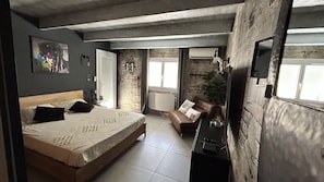 4 bedrooms, desk, iron/ironing board, travel crib - Air-conditioned villa with private pool and Jacuzzi, in CAMARGUE  (Garons)