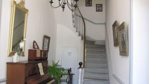 A staircase with a wooden handrail and a white door at the top. - DUPLEX IN OLD MASTER HOUSE SWIMMING POOL, GARDEN, PARKING BEACHES 8 Km away (Pomérols)