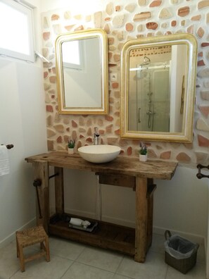 Douche, sèche-cheveux, serviettes fournies, papier toilette