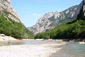 Beach - Modern, comfortable 4-star gîte in a quiet woodland setting (Draguignan)