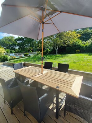 Outdoor dining - Charming house with seaside pool, WIFI, fully equiped kitchen, enclosed garden (Clohars-Carnoët)