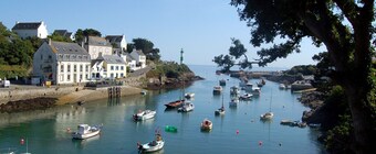 Charming house with seaside pool, WIFI, fully equiped kitchen, enclosed garden