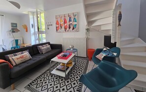 TV, books - Charming house with seaside pool, WIFI, fully equiped kitchen, enclosed garden (Clohars-Carnoët)