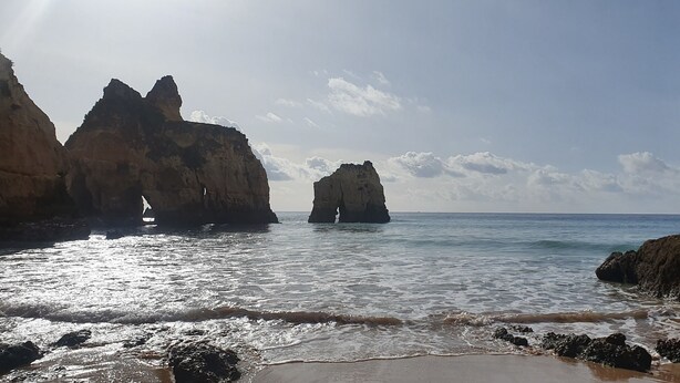 Un paysage côtier avec des formations rocheuses et une mer calme.