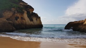 靠近海滩、沙滩椅、沙滩毛巾