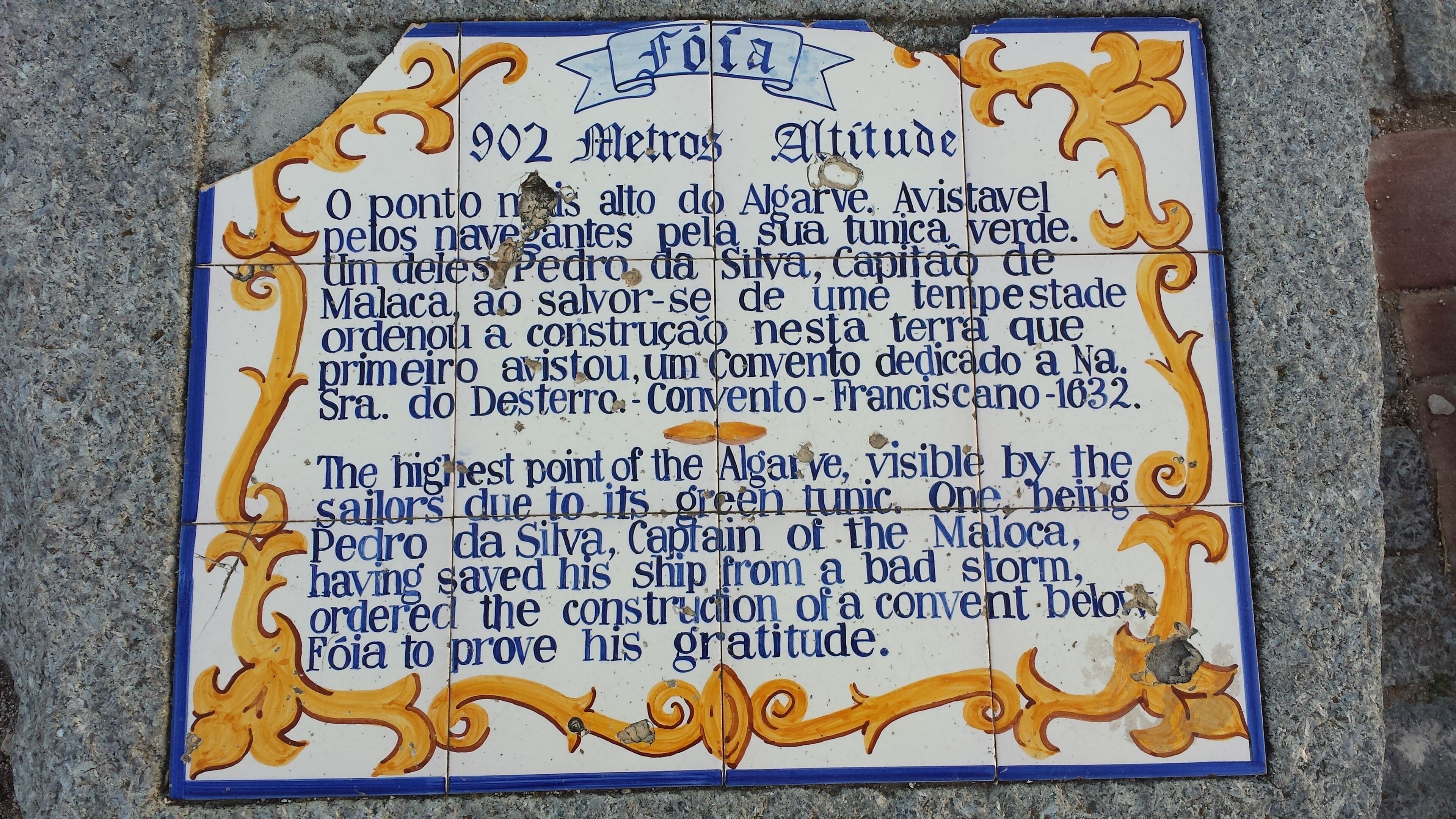 En historisk minnesplatta med information om Fôia, det högsta berget i Algarve, och dess betydelse för sjömän samt för byggandet av ett kloster.