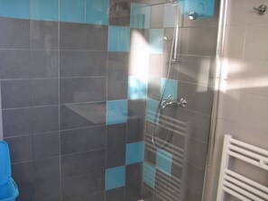 Een douche, een haardroger, handdoeken, zeep