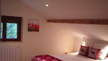 2 bedrooms, iron/ironing board, travel crib, WiFi (free)