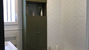 Baignoire, sĂšche-cheveux, serviettes fournies, savon