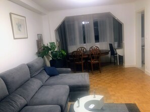 Una Smart TV, una chimenea
