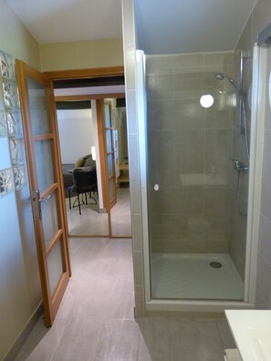 Combined shower/bathtub, hair dryer, soap, toilet paper - Stone house with jacuzzi, between Cannes and Fréjus, independent mini loft, air conditioning (Les Adrets-De-L'estérel)