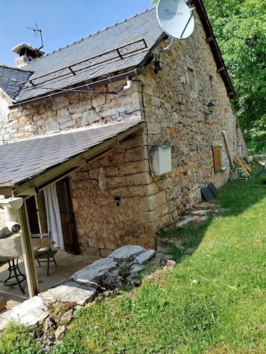 Ferme ancienne restaurée dans son style d'origine. Location située à Caussignac.