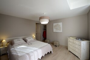 5 bedrooms, iron/ironing board, travel crib, WiFi - VINEYARDS AND OLIVE TREES BETWEEN ON THE WINE ROUTE (Vacqueyras)