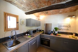 Réfrigérateur, four à micro-ondes, un four, surface de cuisson
