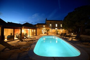 Outdoor pool, a heated pool - VINEYARDS AND OLIVE TREES BETWEEN ON THE WINE ROUTE (Vacqueyras)