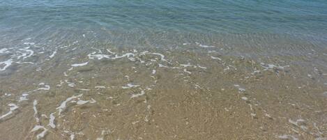 Perto da praia, espreguiçadeiras