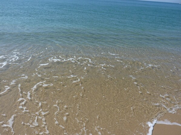 Ranta lähistöllä, aurinkotuoleja