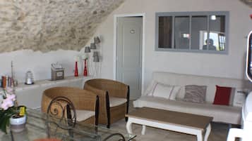 Fernseher, Kamin, Bücher