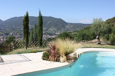 Charming cottage. Nice view of Nyons