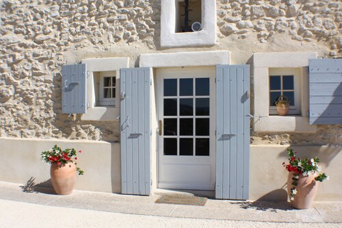 Charming cottage. Nice view of Nyons