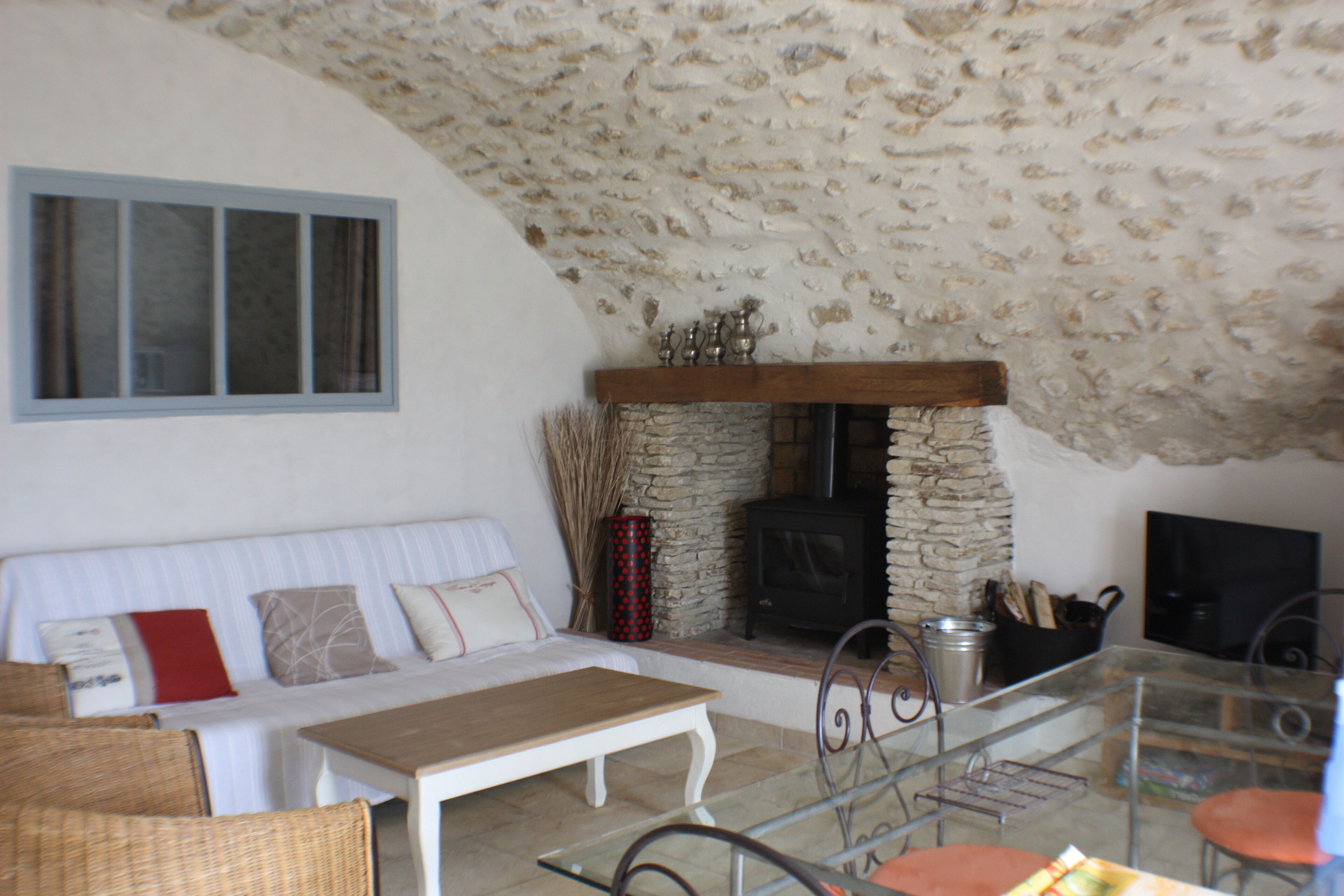 Televisor, llar de foc i llibres 