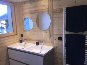 Shower, hair dryer, towels - Traditional Chalet - Sainte Foy Tarentaise "Cristal Dark (Sainte-Foy-Tarentaise)