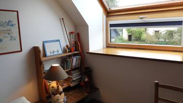 4 habitaciones, escritorio y tabla de planchar con plancha