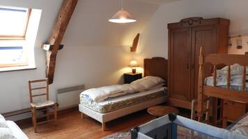 4 habitaciones, escritorio y tabla de planchar con plancha