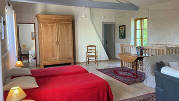 4 間睡房、書桌、熨斗/熨衫板、可攜式嬰兒床