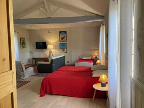 4 bedrooms, desk, iron/ironing board, travel crib - Witihin the marais poitevin, house with character is an enjoyable place to stay (Damvix)