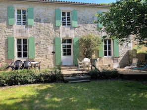 Outdoor dining - Witihin the marais poitevin, house with character is an enjoyable place to stay (Damvix)