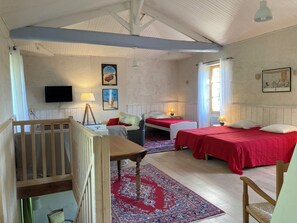 4 habitaciones, escritorio y tabla de planchar con plancha 