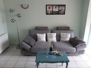 Televisie, een dvd-speler en een stereo