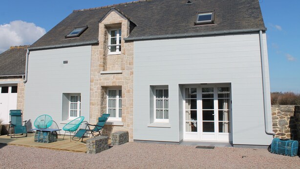 A two-story house with a stone facade, a large front door, and a small balcony. - House on the outskirts of Saint Malo and on the banks of the Rance, 2 bedrooms, 2 bathrooms  (Saint-Jouan-Des-Guérets)