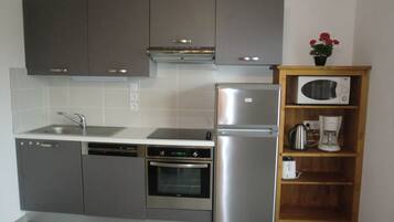 Réfrigérateur, micro-ondes, four, plaque de cuisson