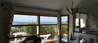 Cálida y cómoda casa con vista de 180° del mar en Plouhinec.